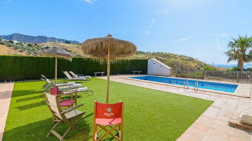 Chalet para 8 personas, con piscina además de balcón/terraza y jacuzzi en Antequera