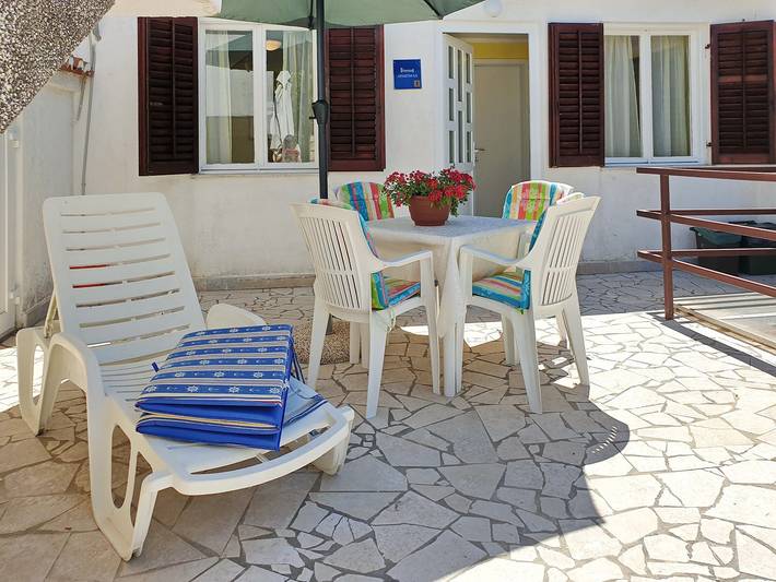 Appartement entier, Apartment Devcic - 40 m from the sea, private terrace, outdoor shower, BBQ in Silo (Krk), Krk