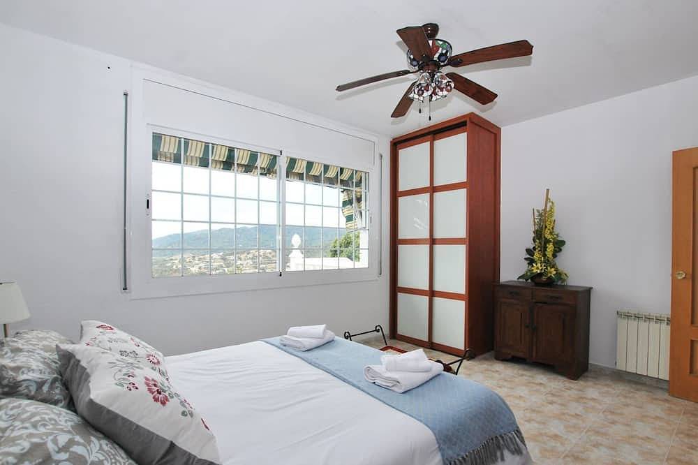Sunny house - Infinity pool with spectacular views in Urbanizacion Montcabrer, Cabrils