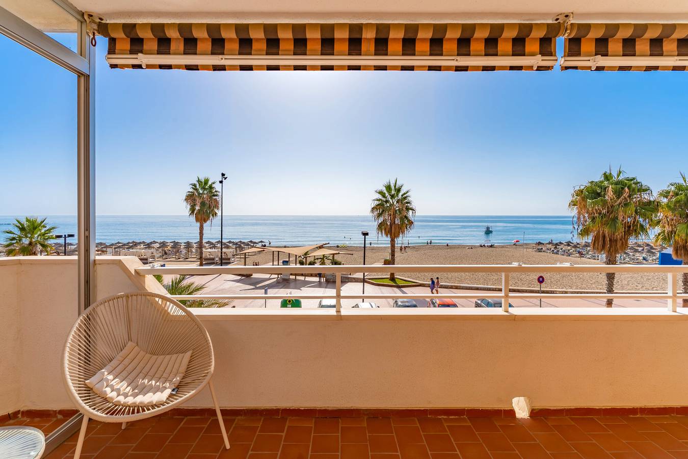 Apartamento entero, Apartamento 'Mormor' con vistas al mar, Wi-Fi y aire acondicionado in Los Boliches, Fuengirola