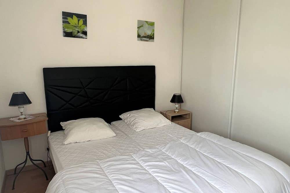 Entire apartment, Cozy 1-Bed Apartment with Terrace, Parking & Internet Near Thermal Baths in Cambo-les-Bains, Bayonne region