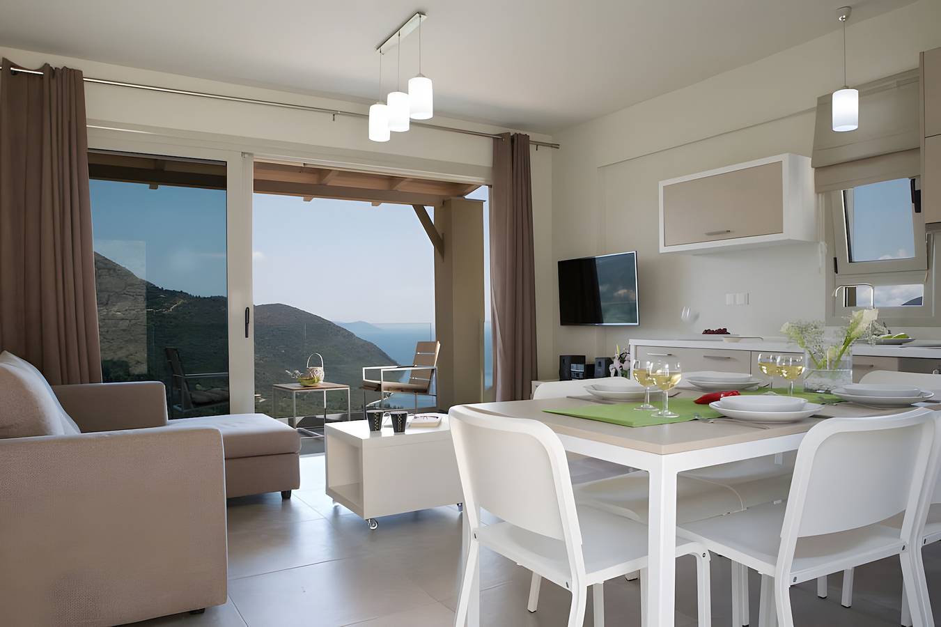 Sunny villa ilios over mikros gialos near sivota in Grecia