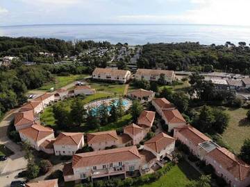 Gîte pour 4 personnes, avec piscine et bassin pour enfant ainsi que vue et terrasse, animaux acceptés à Santa-Maria-Poggio