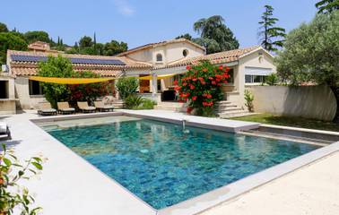 Gîte pour 8 personnes, avec piscine ainsi que terrasse et jardin à Rochefort-du-Gard