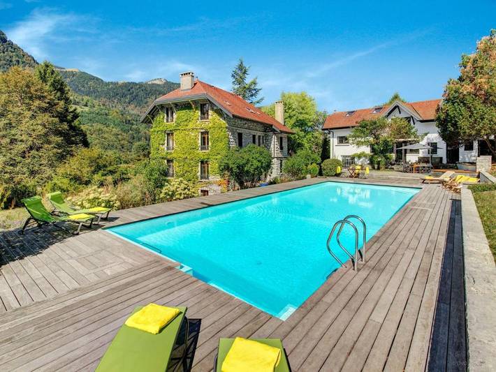 Location de vacances pour 12 personnes, avec Balcon et Jacuzzi ainsi que Terrasse et Jardin à Le Petit-Bornand-les-Glières