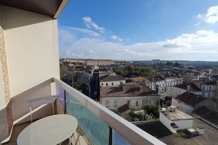 Ganze Wohnung, Le Bury Pleasant studio with garage and superb view in Angoulême, Charente