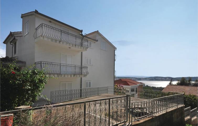 Apartamento vacacional entero, Acogedor apartamento con terraza, cocina y aparcamiento cerca de la playa de Uvala Bočići in Trogir, Čiovo