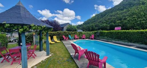 Location de vacances pour 6 personnes, avec jardin et piscine ainsi que terrasse et jacuzzi dans Geu