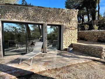 Gîte pour 2 personnes, avec vue ainsi que terrasse et jardin, animaux acceptés à Pourrières