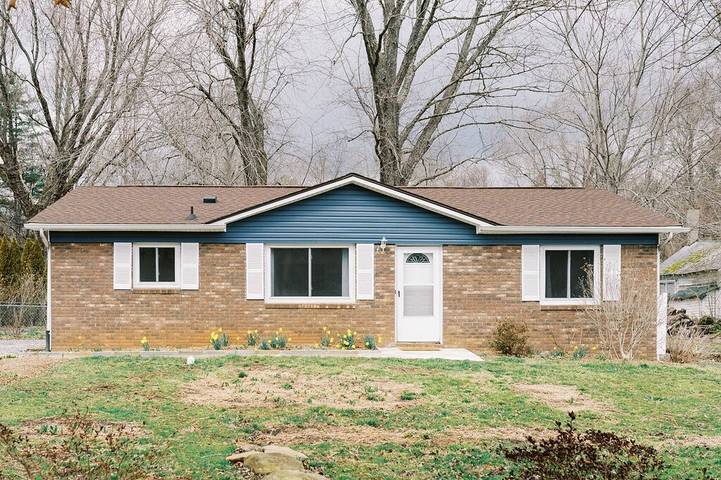 Vacation rental for 7 people, with sauna and hot tub as well as yard in Black Mountain