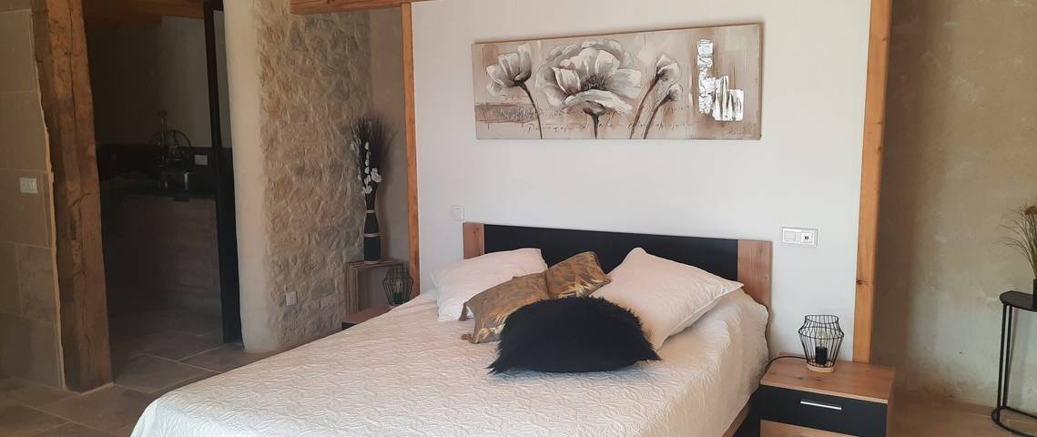 Cottage pour 2 personnes, avec vue sur le lac et jardin, animaux acceptés à Courbiac