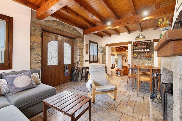 Casa de Férias 'Entre Lago e Montanhas' perto de Argegno com Vista Lago, Terraço Privado e Estacionamento in Biazzeno, Município de Dizzasco