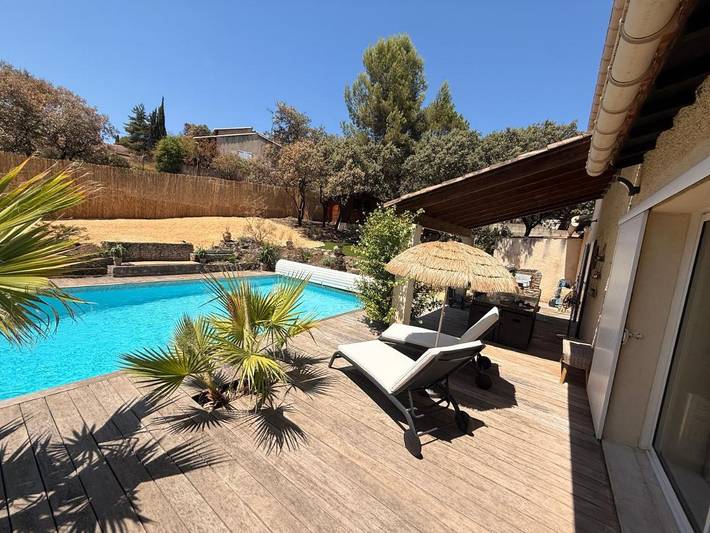 Location de vacances pour 8 personnes, avec Terrasse et Jardin ainsi que Piscine et Vue à Bezouce