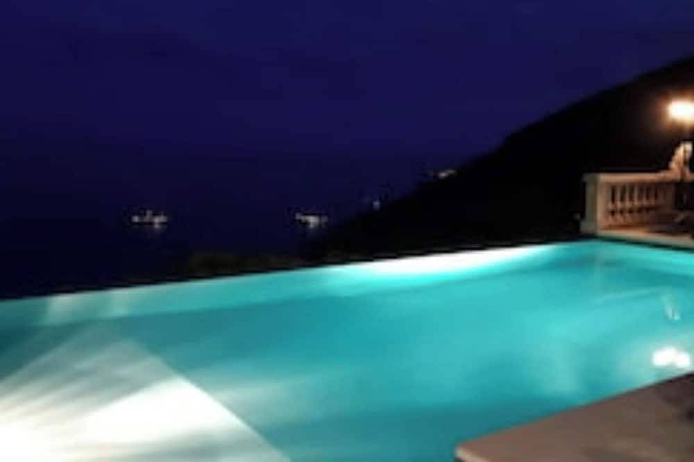 Bungalow- wooden chalet, comfort, 180° sea view, infinity pool, garden, 2 pers in Èze, Nizza und Umgebung