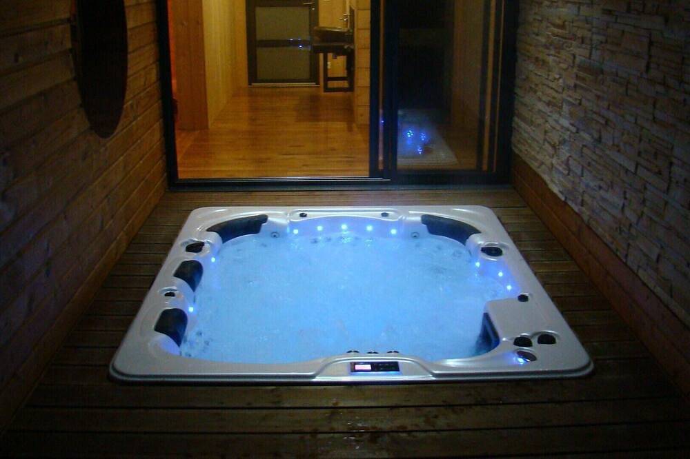 Gîte bois 8/15 personnes piscine, sauna, Jacuzzi Jurançon Pyrénées atlantiques in Jurançon, Béarn