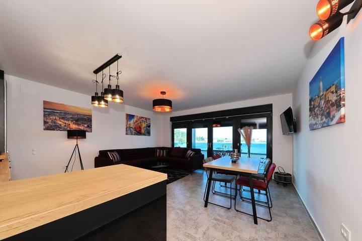 Apartament wakacyjny dla 4 osób, z balkon i basen w Sukosan