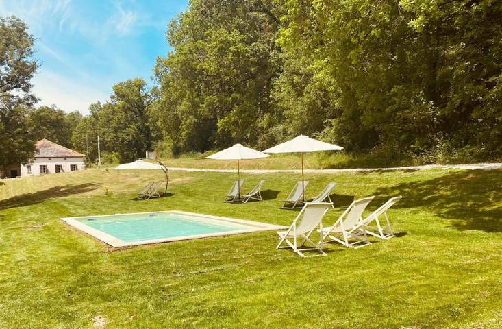 Gîte pour 13 personnes, avec vue sur le lac et piscine ainsi que vue et jardin à Frespech