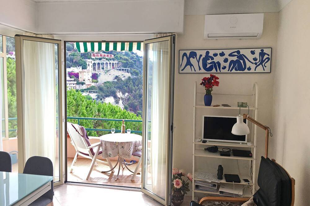 Entire apartment, Unique panoramic sea views from balcony and living room. 400 m walk to beach. in Villefranche-sur-Mer, Nice region