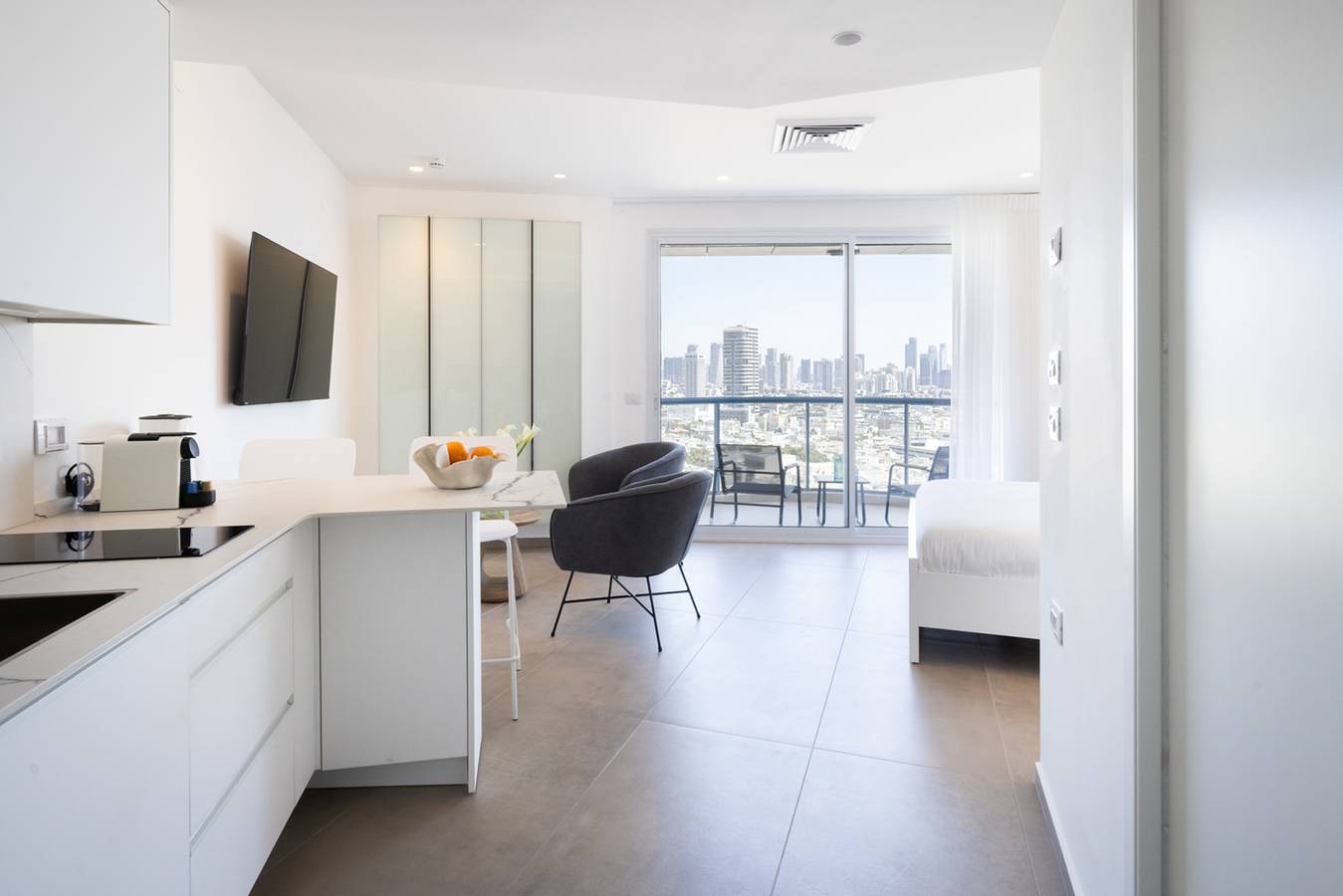 Apartamento entero, Spacious Studio Apt w Sea View 2 min from Beach in Tel Aviv, Distrito de Tel Aviv