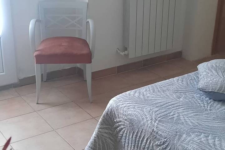 1 bedroom, separate entrance, private parking, small pets allowed, swimming pool. in Jouques, Region de Aix-en-Provence