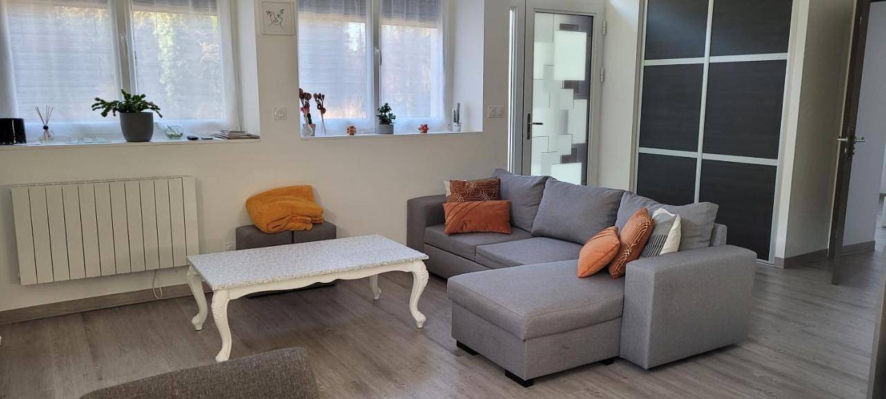 Appartement entier, One-Bedroom Apartment in Ravilloles, Parc naturel régional du Haut-Jura