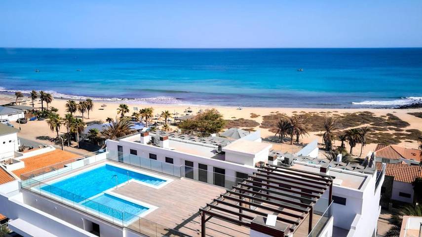 Location de vacances pour 5 personnes, avec vue sur le lac et vue ainsi que piscine et balcon, adapté aux familles dans Sal