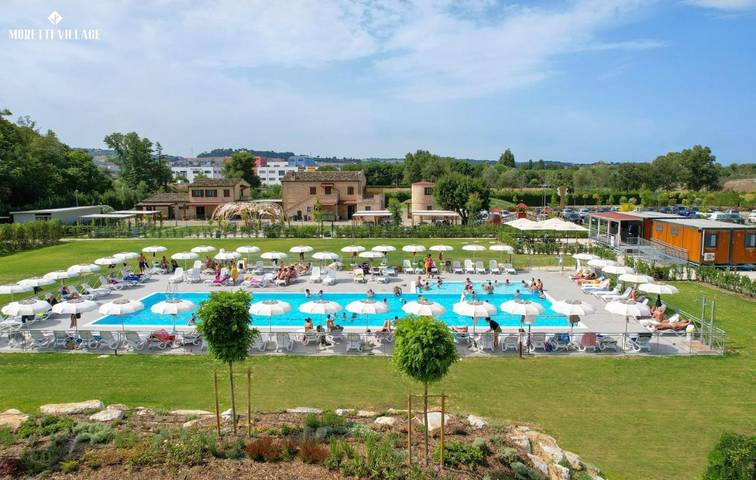 Agriturismo per 2 persone, con Terrazza e Giardino nonché Piscina e Panorama a Civitanova Marche