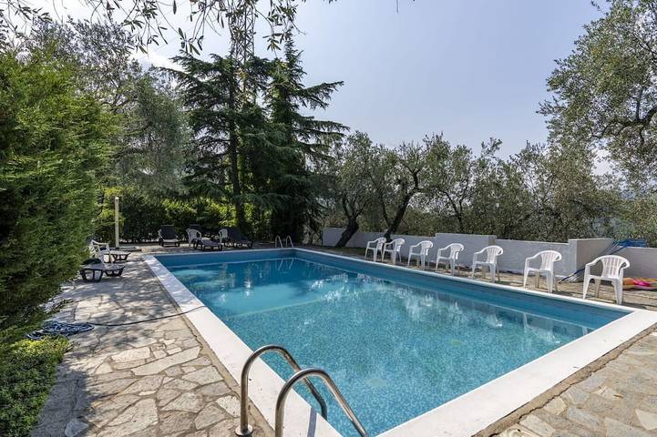 Ferienwohnung für 4 Personen, mit Pool und Garten, mit Haustier