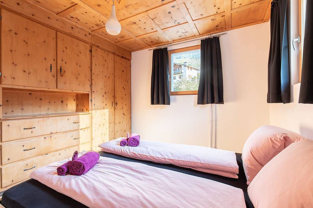 Ganze Wohnung, Chasa Sampuoir: Hüttenfeeling und modern in der 4.5-Zimmer-Maisonette-Wohnung in Ardez, Unterengadin