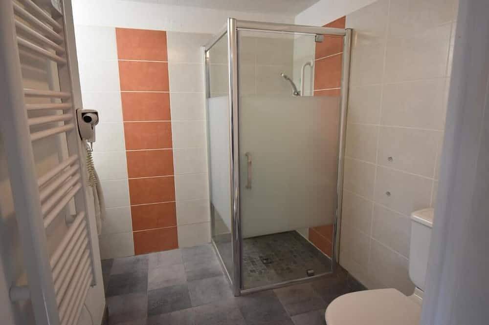 Ganze Wohnung, Delightful apartment with terrace and swimming pool in Grandcamp-Maisy in Saint-Benoît-de-l'Aure, Bayeux und Umgebung