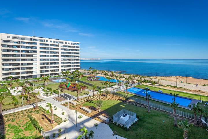 Location de vacances pour 6 personnes, avec jardin et piscine dans Punta Prima (Alicante)