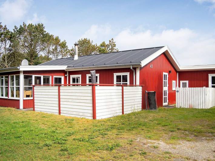Feriehus for 6 personer, med Terrasse og Sauna i Vorupør