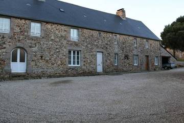 Gîte pour 10 personnes, avec jardin à Héauville
