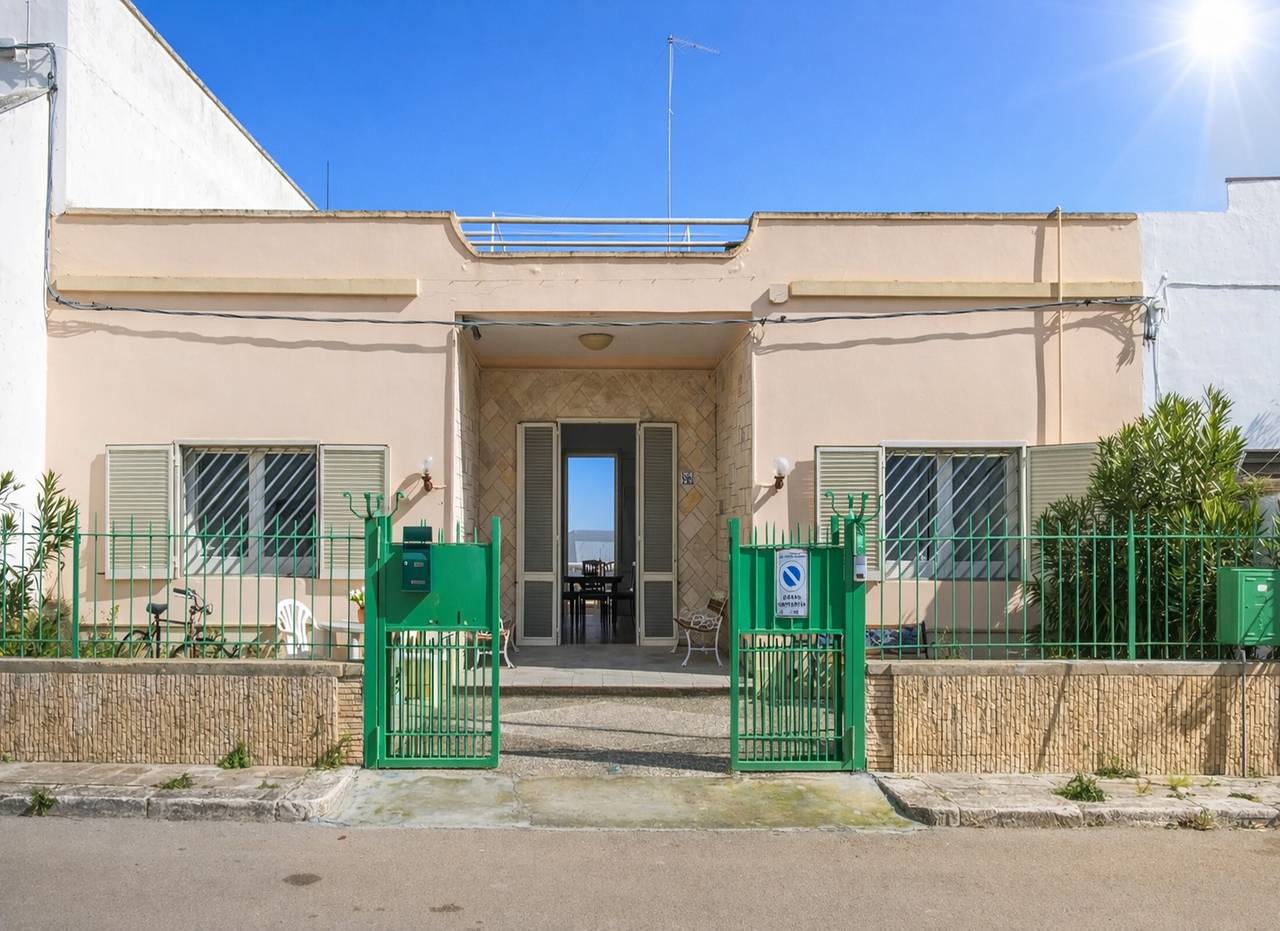 Casa Vacanze Rivà – Maison en Bord de Mer avec Vue, Terrasse Privée et Climatisation in Porto Cesareo, Golfe de Tarente