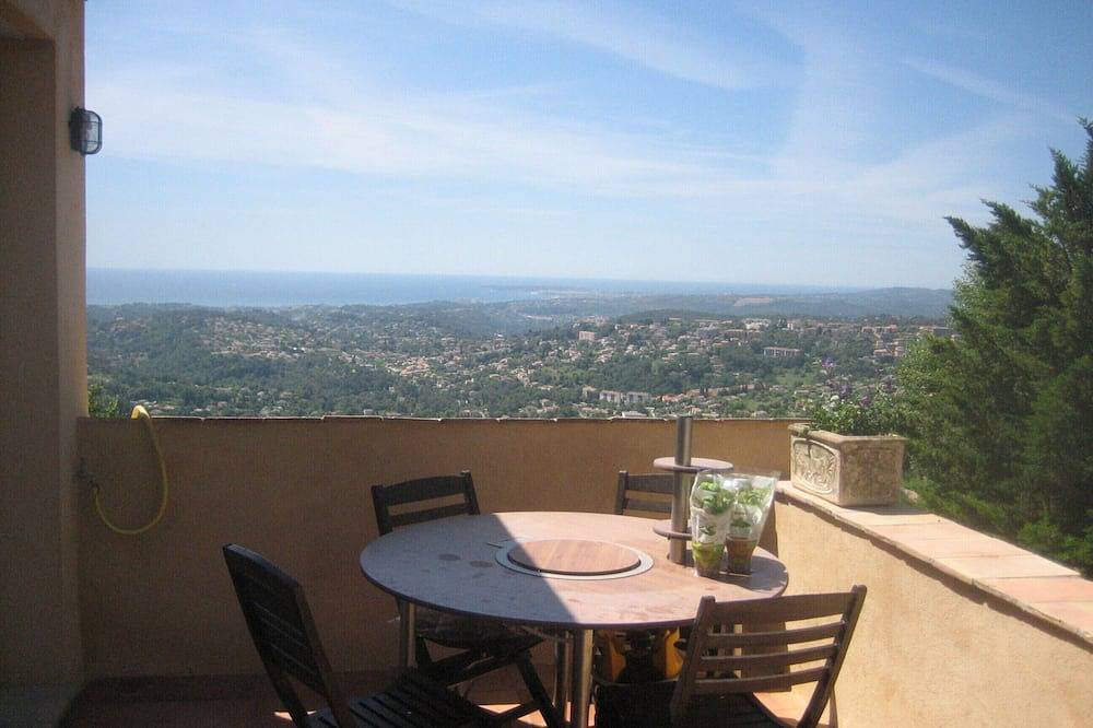 A balcony overlooking the Mediterranean: 20m2 terrace, private parking, bright. in Vence, Cannes region