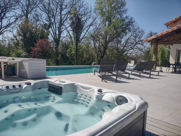 Maison de vacances pour 15 personnes, avec Balcon et Jacuzzi ainsi que Terrasse et Jardin à Buzet-sur-Tarn