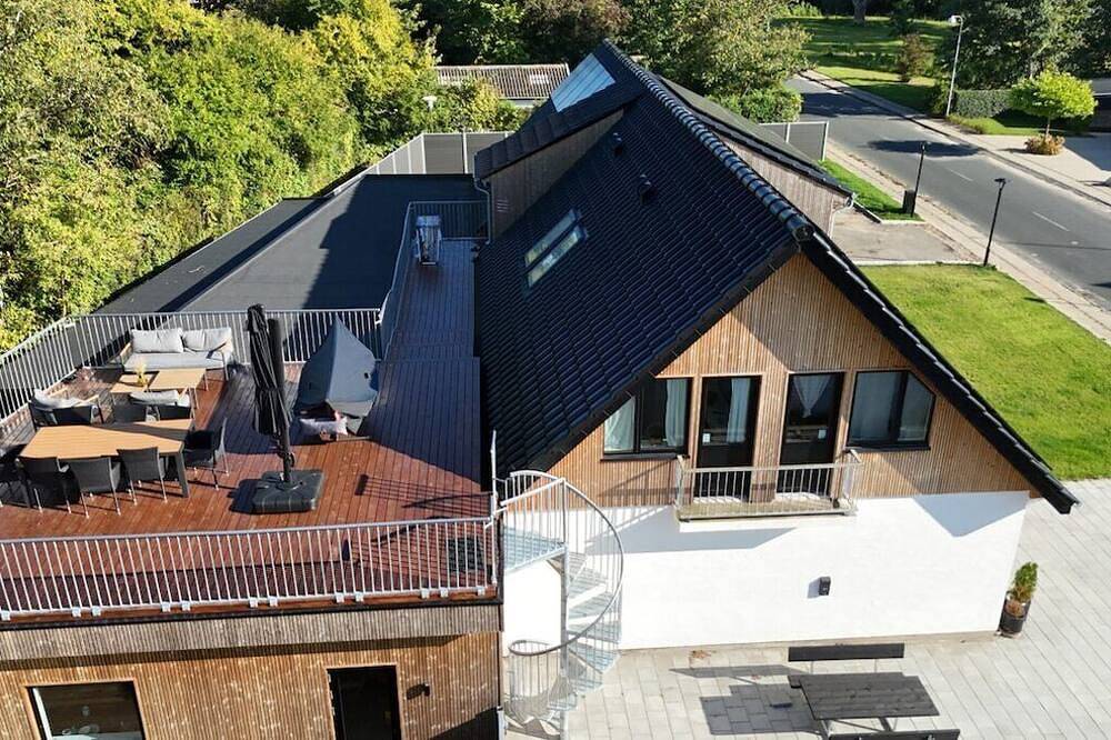 Large Odense Home w/ Rooftop Terrace, 2 Kitchens & Free Parking in Odense, Odense en omgeving