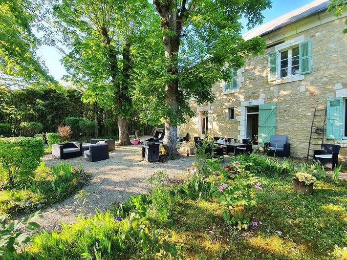 Location de vacances pour 10 personnes, avec jardin ainsi que terrasse et piscine à Le Lardin-Saint-Lazare
