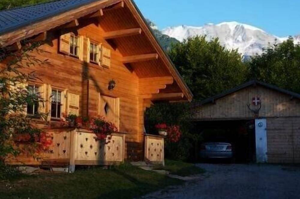 Chalet bois esprit montagnard 2 à 4 pers 40m2 chambre séparée in Saint-Gervais-les-Bains, Pays du Mont-Blanc