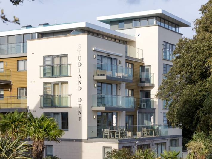 Entire apartment, Ospreys - With a balcony and within a short walk of the beach in Bournemouth, South West England