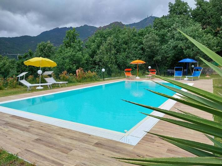 B&b per 2 persone, con Idromassaggio e Terrazza nonché Giardino e Piscina a Deiva Marina
