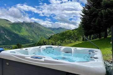 Gîte pour 10 personnes, avec jacuzzi et jardin, animaux acceptés à Bilhères