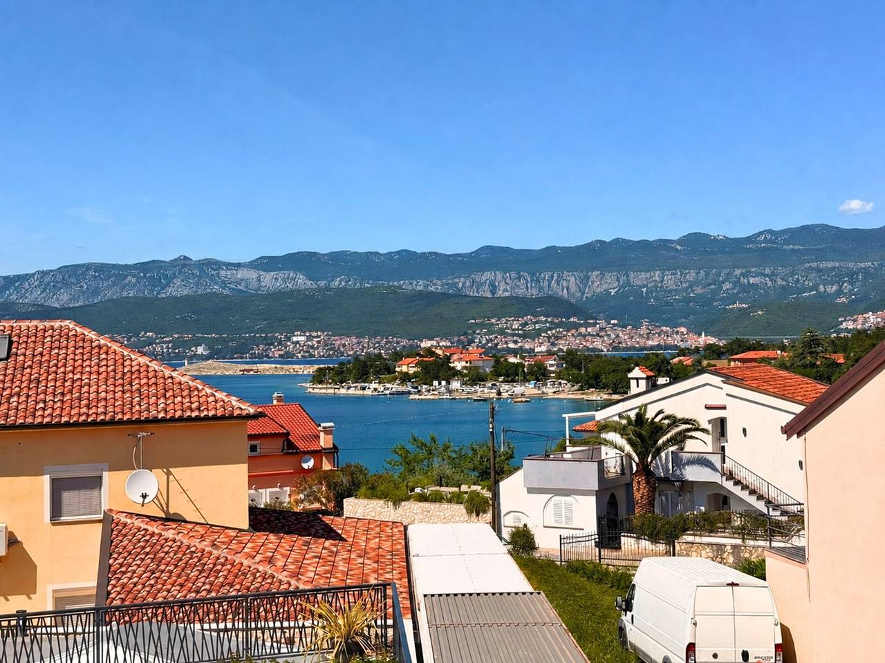 Entire apartment, Apartment Nevenka - 130 m from sea and beach, sea view, balcony, terrace, Bbq in Silo (Krk), Krk