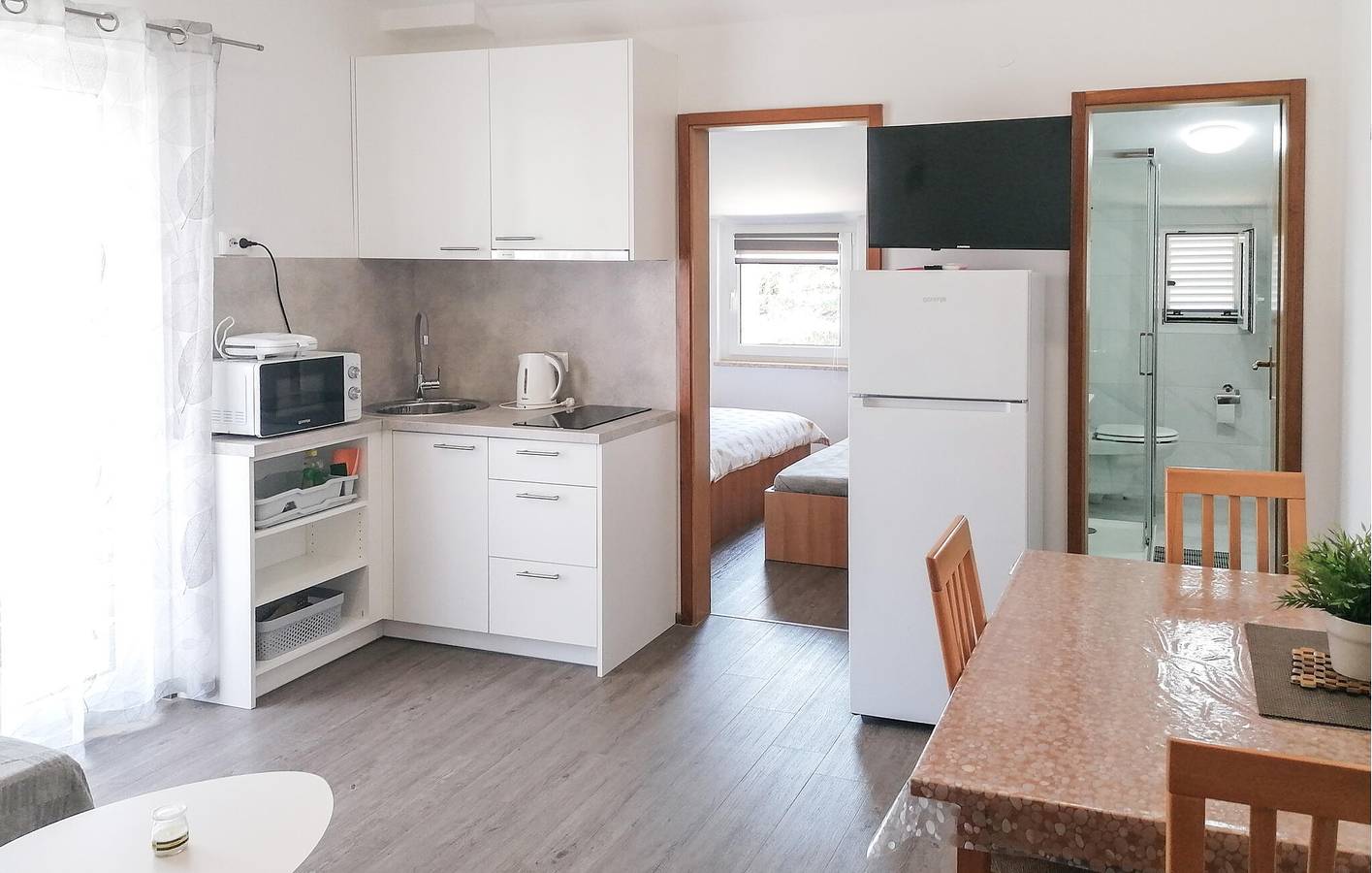 Apartamento vacacional entero, Acogedor apartamento con terraza, WiFi y aparcamiento, a 2,5 km de la playa. in Sveti Filip i jakov, Općina Sveti Filip i Jakov