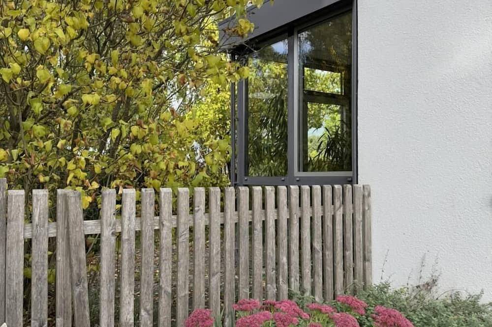 Kubisches freistehendes Ferienhaus mit Blick auf einen Weiher in Kreßberg, Romantische Straße