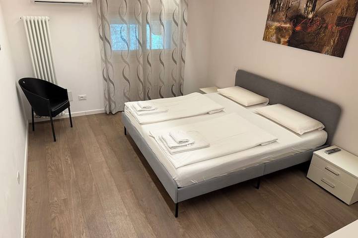 Ganze Wohnung, Le Torrette Twenty, Top Lage, wenige Gehminuten zum See und ins Zentrum in Peschiera del Garda, Gardasee-Berge