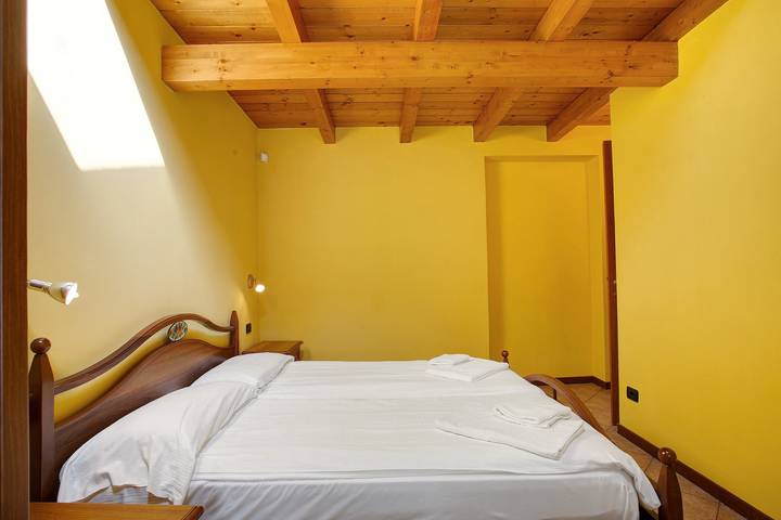 Apartamento inteiro, 'Residence Appartamento Parigi' com vista para a montanha, jardim e acesso Wi-Fi in Civate, Brianza