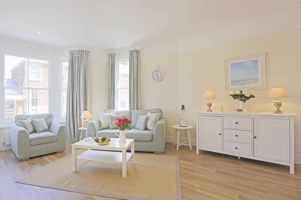 Entire apartment, The Pier - luxury hotel style, central apartment with fantastic sea views in Southwold, Waveney District