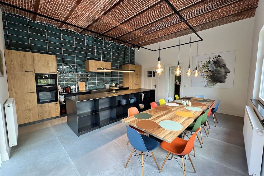 Beautifully renovated home with 5 large bedrooms and 4 bathrooms in Assebroek, Brujas
