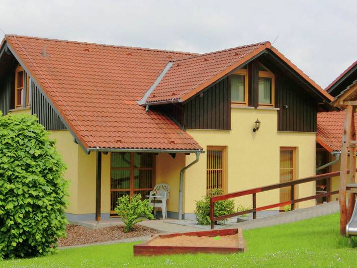 Schöne Doppelhaushälfte mit Terrasse in Schirgiswalde in Schirgiswalde, Schirgiswalde-Kirschau